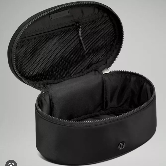 Lululemon Cosmetic/Toiletry Bag - Oval Top-Access Kit 3.5L - Picture 2 of 4